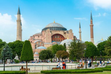 İstanbul, Türkiye - 28 Mayıs 2019: İstanbul, Türkiye 'de yerli halk ve grup turizmi ile Ayasofya Müzesi yolu.