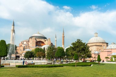 İstanbul, Türkiye - 28 Mayıs 2019: İstanbul, Türkiye 'de yerli halk ve grup turizmi ile Ayasofya Müzesi yolu.