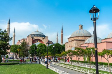 İstanbul, Türkiye - 28 Mayıs 2019: İstanbul, Türkiye 'de yerli halk ve grup turizmi ile Ayasofya Müzesi yolu.