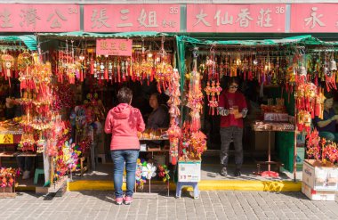 Hong Kong, Çin - 19 Mart 2018 Wong Tai Sin Tapınağında Hong Kong 'da gezginlerle şans getirdiğine inanılan altın kabak plastiği..