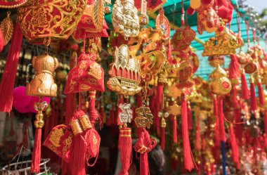 Hong Kong, Çin - 19 Mart 2018 Wong Tai Sin Tapınağında Hong Kong 'da gezginlerle şans getirdiğine inanılan altın kabak plastiği..