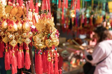 Hong Kong, Çin - 19 Mart 2018 Wong Tai Sin Tapınağında Hong Kong 'da gezginlerle şans getirdiğine inanılan altın kabak plastiği..