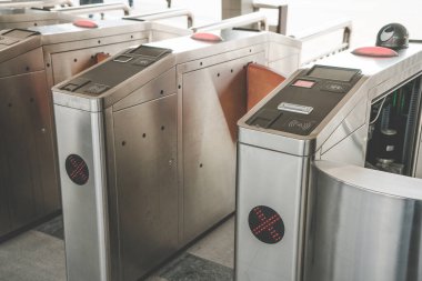 Ayakta duran kart kontrolü, rfid, yaya geçidinde bilet, müze, havaalanı veya lunapark kuyruğuna yakın çekim.