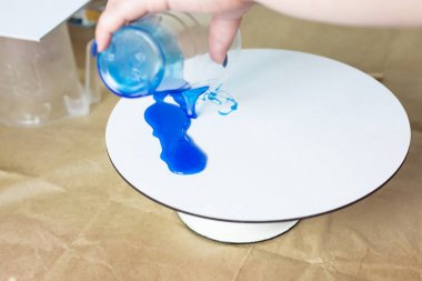 Akışkan sanat akrilik boyama Süreci Başlangıcı. Akrilik dökme 