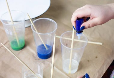 Akrilik boyama için plastik bardak boyakarıştırma. Daire ca