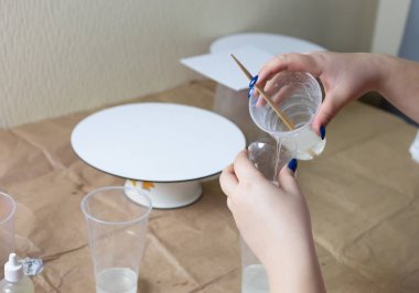 Akrilik boyama için plastik bardakboya karıştırma.