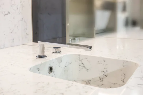 Marmor Elegante Weiche Quadratische Spüle Mit Verchromtem Wasserhahn Nahaufnahme Mit — Stockfoto