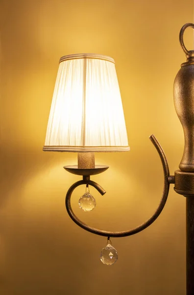 Close Foto Van Traditionele Lamp Met Warm Geel Licht — Stockfoto