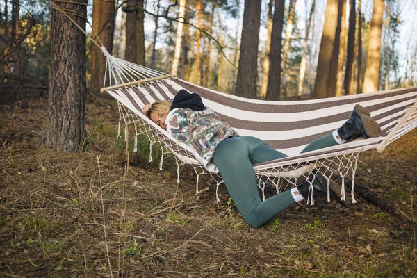 Молодая Привлекательная Женщина Лежащая Гамаке Солнечном Лесу Отдыхающая После Активного — стоковое фото
