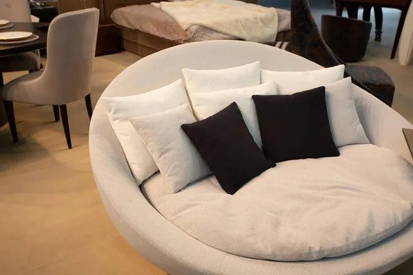 Sofá Confortável Redondo Com Travesseiros Pretos — Fotografia de Stock