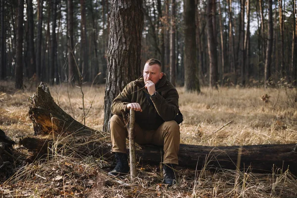 Tvrdý Lesní Muž Sedí Pokáceném Kmeni Stromu Hnědých Šatech — Stock fotografie