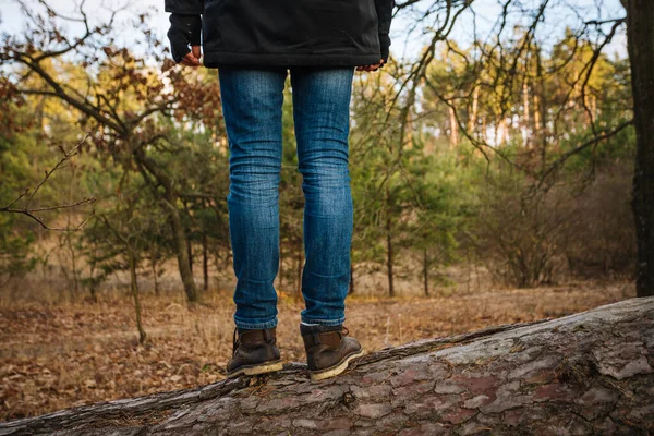 Joven Excursionista Jeans Azules Botas Cuero Marrón Pie Tronco Del — Foto de Stock