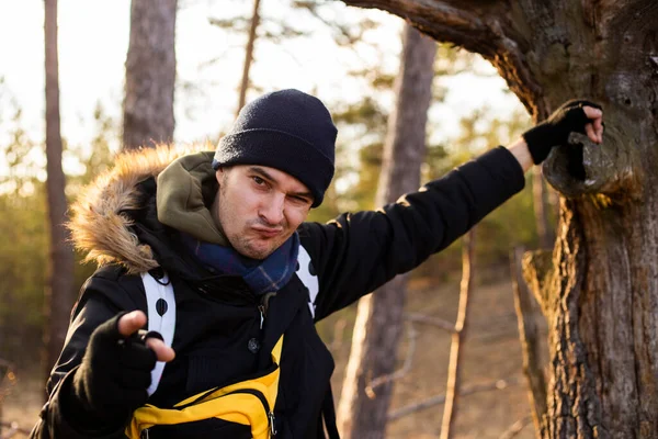 Funny Young Man Leaning Tree Thunk Grimacing Trying Amuse You — Stock Photo, Image