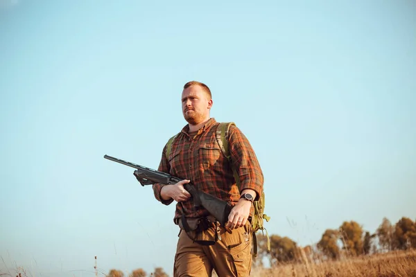 Strong Young Hunter Red Beard Holding His Gun Walking Dirt — Stock Photo, Image