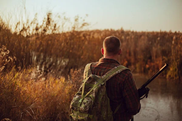 Hunter Military Backpack Shotgun Staying Calm River Waiting Ducks — Stock Photo, Image
