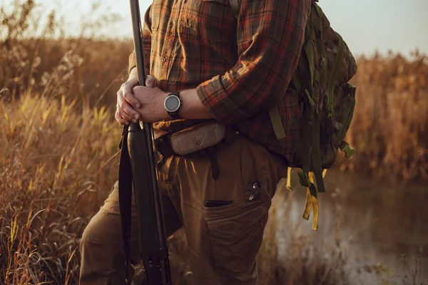 Männliche Jägerhände Gewehr Der Hand Sonnenuntergang Wartend Auf Die Ente — Stockfoto