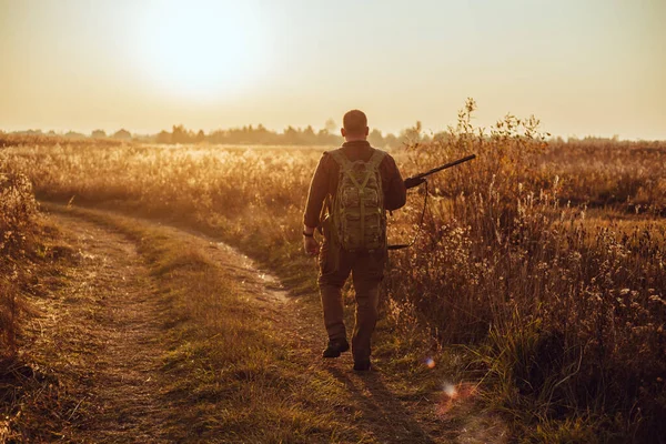 Strong Young Hunter Red Beard Holding His Gun Walking Dirt — Stock Photo, Image