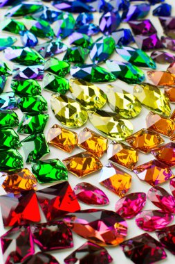 Çok renkli gökkuşağı şenlikli neşeli rhinestones arka plan, dikiş malzemeleri, seçici odak