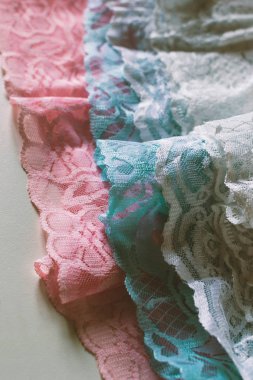 Vintage tarzı kadın iç çamaşırı, mavi, pembe, beyaz, seçici sığ odak hem dantel fırfırlar