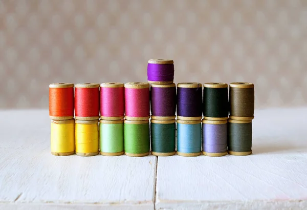 Multicolor Rainbow Old Spools Sewing Threads Set Table Sewing Supplies — Stock Photo, Image