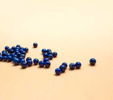 Turuncu zemin üzerine doğal Lacivert.