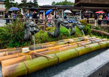Oshino Hakkai, Wakuike, Fuji beş göl bölgesi, Japonya - Eylül 2018 küçük bir köyde.