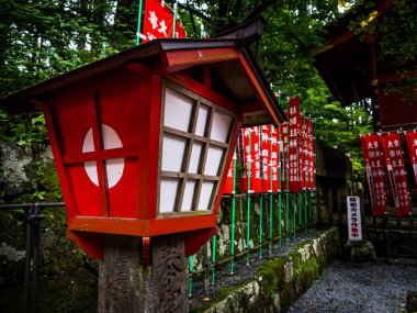 Fujiyoshida Sengen tapınak Fujiyoshida City, Japonya - Eylül 2018 kırmızı tapınak afiş.