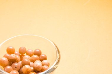 Beyaz arka plan üzerinde izole açık turuncu renk sunstone.