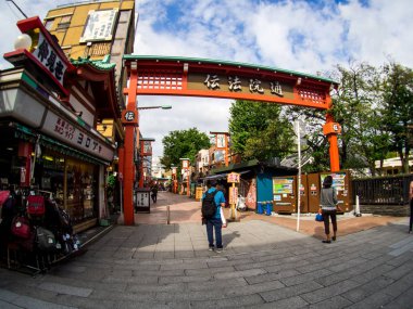 Alışveriş bölgesine Sensoji Tapınağı veya Asakusa Templetokyo, Japonya. Eylül 22, 2018.
