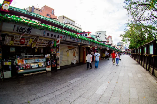 Alışveriş bölgesine Sensoji Tapınağı veya Asakusa Templetokyo, Japonya. Eylül 22, 2018.