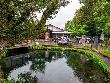Oshino Hakkai, Wakuike, Fuji beş göl bölgesi, Japonya - Eylül 2018 küçük bir köyde.