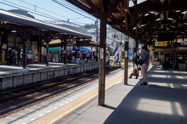 Turist bekle Odakyu çizgi tren Enoshima ve Kamakura İstasyonu, içinde Japonya: Kamakura - Eylül 2018.