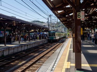 Turist bekle Odakyu çizgi tren Enoshima ve Kamakura İstasyonu, içinde Japonya: Kamakura - Eylül 2018.