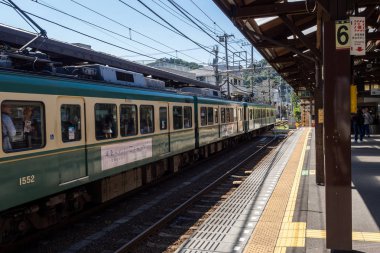 Turist bekle Odakyu çizgi tren Enoshima ve Kamakura İstasyonu, içinde Japonya: Kamakura - Eylül 2018.
