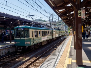 Turist bekle Odakyu çizgi tren Enoshima ve Kamakura İstasyonu, içinde Japonya: Kamakura - Eylül 2018.
