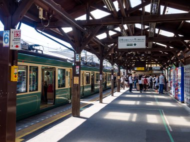 Turist bekle Odakyu çizgi tren Enoshima ve Kamakura İstasyonu, içinde Japonya: Kamakura - Eylül 2018.