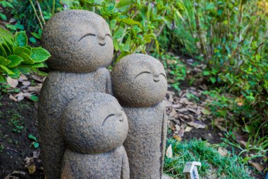 Jizo chibi, çocuk Hase-dera Tapınağı koruyucusu. Kamakura, Japonya - Eylül, 2018.