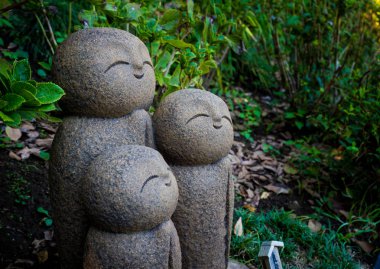 Jizo chibi, çocuk Hase-dera Tapınağı koruyucusu. Kamakura, Japonya - Eylül, 2018.