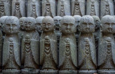 Jizo chibi, çocuk Hase-dera Tapınağı koruyucusu. Kamakura, Japonya - Eylül, 2018.