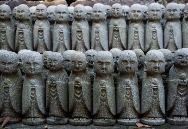 Jizo chibi, çocuk Hase-dera Tapınağı koruyucusu. Kamakura, Japonya - Eylül, 2018.