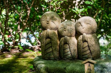 Jizo chibi, çocuk Hase-dera Tapınağı koruyucusu. Kamakura, Japonya - Eylül, 2018.