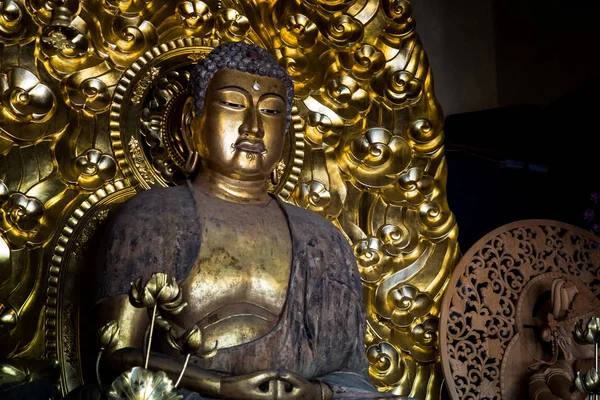 Hase-dera Tapınağı 2018 Kamakura, Japonya - Eylül, altın buddha heykeli.