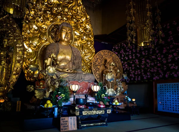 2018 鎌倉長谷寺の寺の金の仏像 — ストック写真