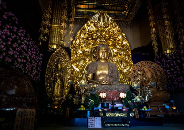 2018 鎌倉長谷寺の寺の金の仏像 — ストック写真