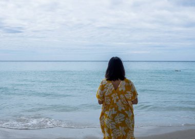 Kadınlar güzel bir adada, Koh Kood Adası 'nda dinleniyor.