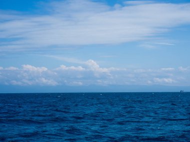 Mavi gökyüzü altında deniz ufuk deniz manzarası Manzara