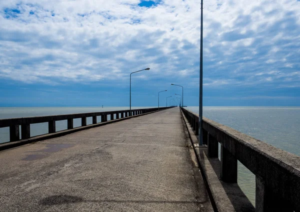 Pont sur la mer avec ciel bleu — Photo