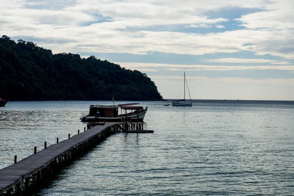 Pont en bois sur la mer avec ciel bleu à koh kood île — Photo