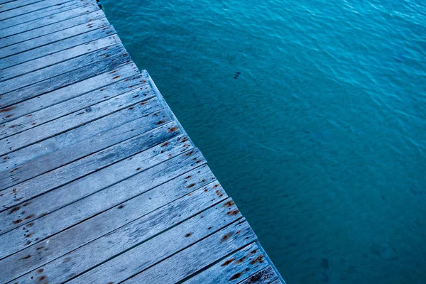Holzbrücke über dem Meer — Stockfoto