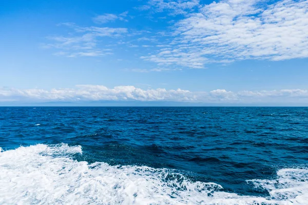 Zee water schuim schip track in de Oceaan, water textuur — Stockfoto
